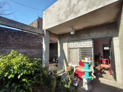 LOTE 10X30 + CASA 3 AMB, C/FONDO * POSIBLE PERMUTA DPTO CABA