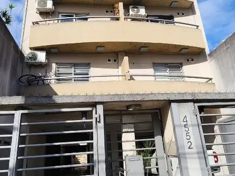 Departamento de dos amb. balcón al frente