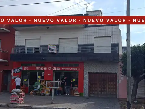 Casa con local en venta.