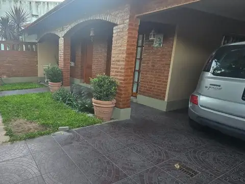 SE VENDE CASA EN SANTO TOME 3 DORMITORIOS Y PILETA