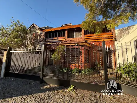 Casa en Venta con 2 cocheras