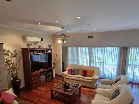 Casa en Venta con 3 cocheras