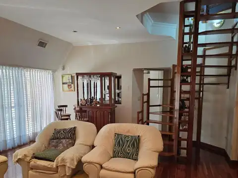 Enorme casa 6 ambientes con gran quincho y pileta sobre terreno de 750 m2 en Villa Ballester