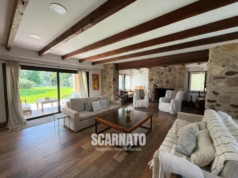 Casa en Alquiler con 3 cocheras