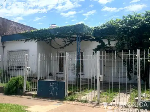 Casa de tres ambientes en venta,Moron. Lote propio de 10,20 x 33x30-