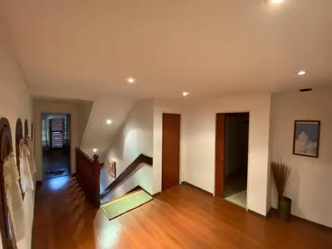 Casa en Venta con 3 cocheras