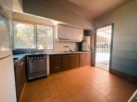 Venta casa 3 amb. con parque de 3.000 m² y quincho