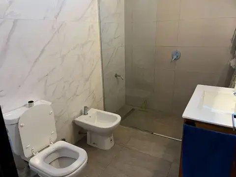 Casa multifamiliar con local, quincho y cochera