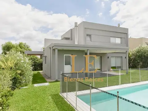 Casa en Venta con 4 cocheras