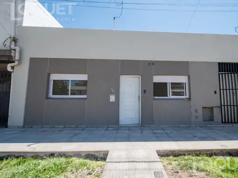 Casa al frente de 2 dormitorios