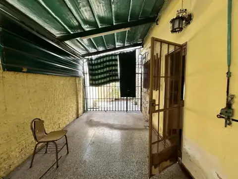 Benito Juarez 1300, tres dormitorios, patio,cochera