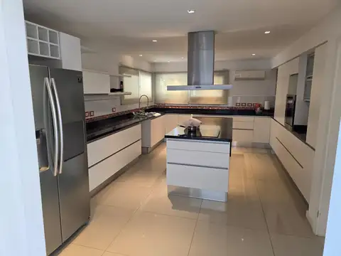 Casa 4 ambientes con 4 baños