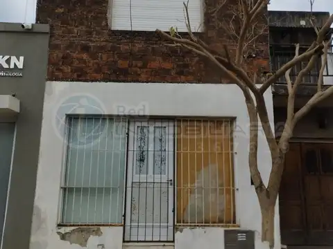 CASA CENTRICA CON LOCAL Y DEPARTAMENTO.