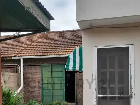 VENTA DE HERMOSA CASA! DOBLE COCHERA DESARROLADA EN DOS PLANTAS, TRES DORMITORIOS, DOS BAÑOS, COCINA