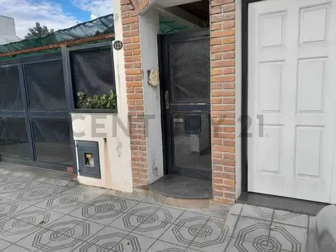 VENTA DE HERMOSA CASA! DOBLE COCHERA DESARROLADA EN DOS PLANTAS, TRES DORMITORIOS, DOS BAÑOS, COCINA