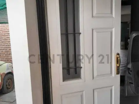 Casa 6 ambientes con 2 baños