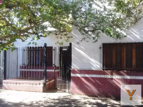 Casa en venta - 3 Dormitorios 1 Baño - 200 mts2 - La Plata