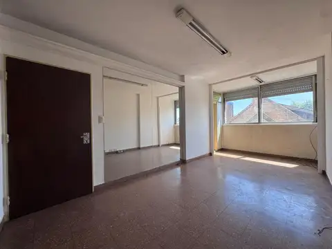 3 AMBIENTES CON COCINA SEPARADA Y LAVADERO.