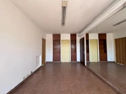 3 AMBIENTES CON COCINA SEPARADA Y LAVADERO. 