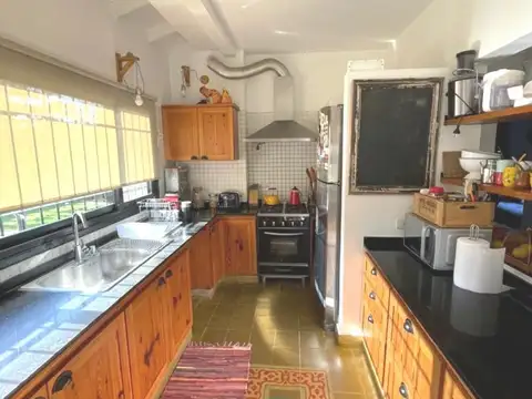 Casa 4 ambientes con 2 baños