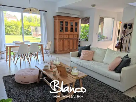 Casa en Alquiler con 3 cocheras