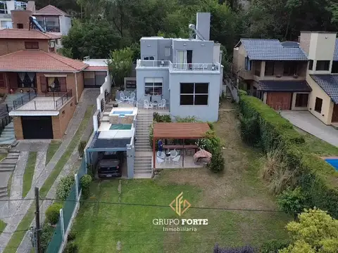 CASA CON PILETA EN VENTA EN VILLA CARLOS PAZ FRENTE AL RIO