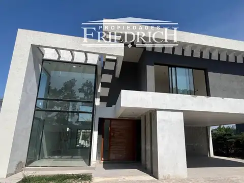 Casa en Alquiler con 6 cocheras