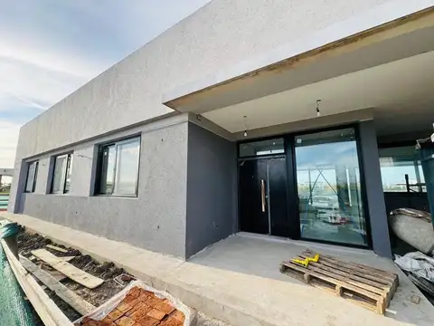 CASA VENTA 3 AMBIENTES/PILETA/COCHERA BERAZATEGUI