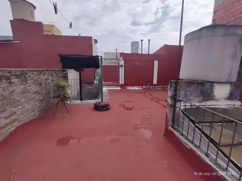 Casa tipo PH al fondo, sin expensas y con terraza