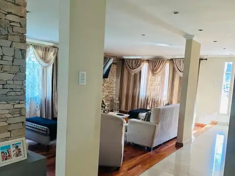Casa 5 ambientes con 4 baños