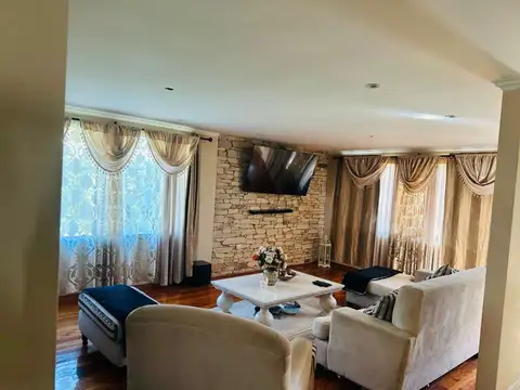 Casa en Alquiler con 4 cocheras