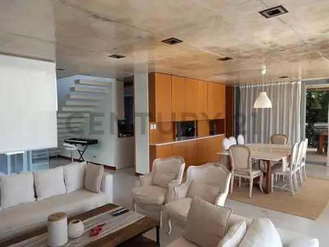 Casa en Alquiler Temporal con 2 cocheras