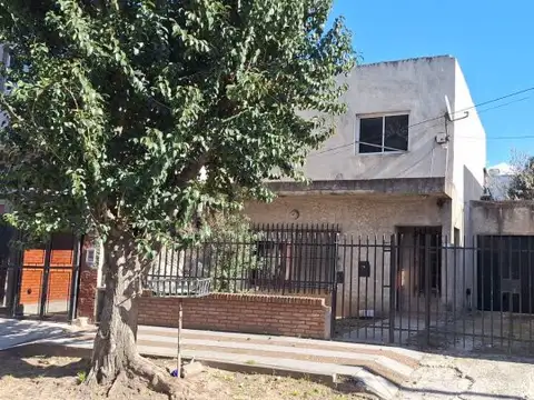 Casa  4 ambientes con cochera y fondo libre a reciclar