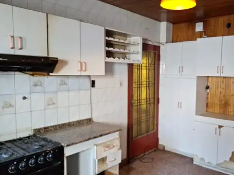 Casa  4 ambientes con cochera y fondo libre a reciclar
