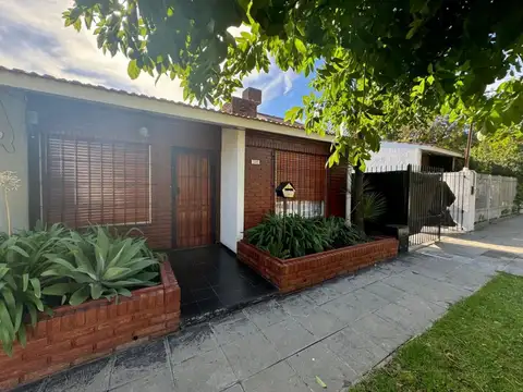 Casa cuatro ambientes con cochera en venta