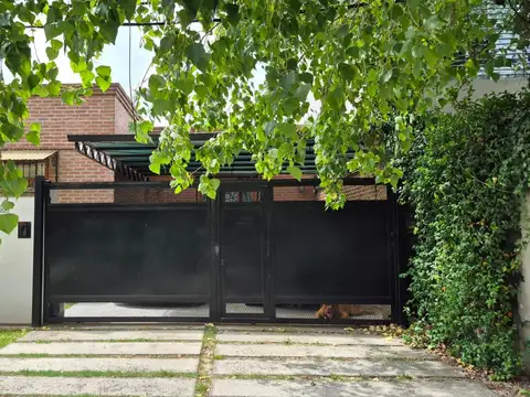 Excelente Casa en Alquiler en Gonnet - 3 Dorm   Escritorio   Pileta