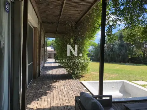 Casa 8 ambientes con 6 baños