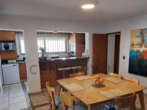 Casa 7 ambientes con 4 baños