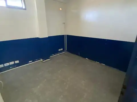 LOCAL  EN VENTA EN TRES NIVELES C/ ESTACIONAMIENTO EN FLORENCIO VARELA