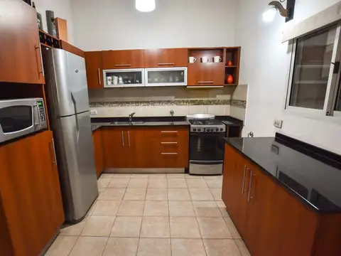 Casa 6 ambientes con 2 baños