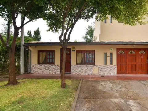 CASA EN VENTA 4 DORMITORIOS. NAVE INDUSTRIAL