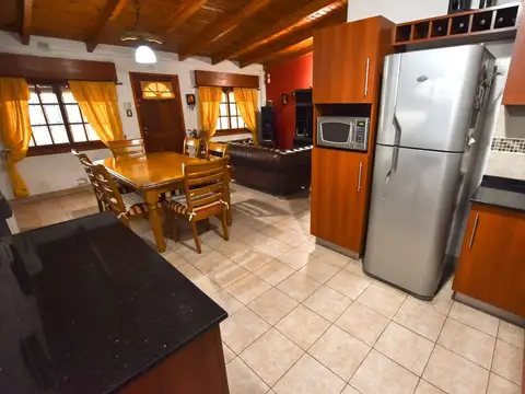 Casa en Venta con 2 cocheras