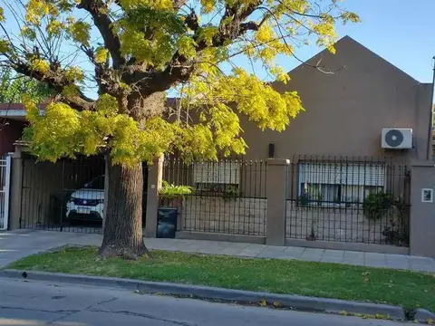 Venta Casa de 5 ambientes con Fondo, Pileta y Parrilla