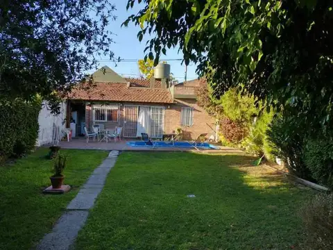 Venta Casa de 5 ambientes con Fondo, Pileta y Parrilla
