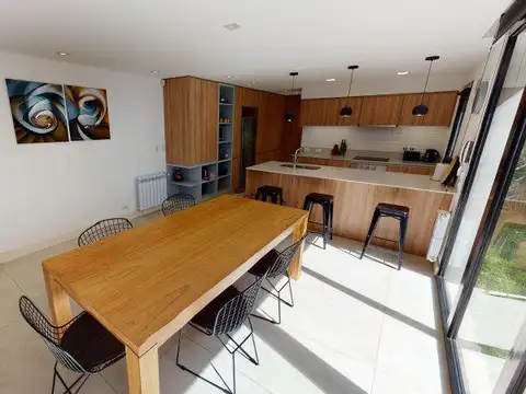 Casa 4 ambientes con 2 baños