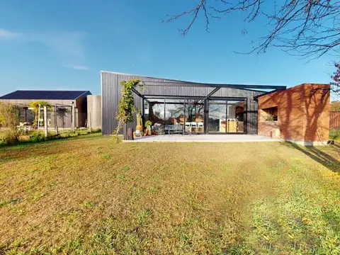 CASA EN VENTA CITY BELL 2 DORMITORIOS CON PARQUE