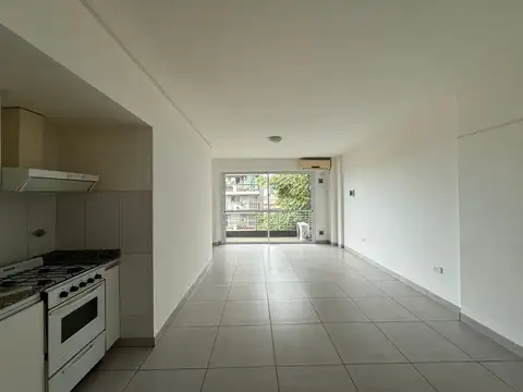 ¡Excelente Monoambiente al Frente con Balcón en Floresta!