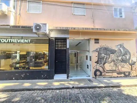 Santa Rosa al 5000 entre Thames y Borges, Plaza Serrano, Palermo Soho. Monoambiente Al frente. Piso alto. Balcón corrido. Reciclado totalmente. Luminoso. 32 m2 totales. 28 m2 cubiertos.