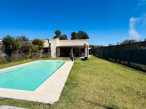 Venta Casa 4 ambientes, 3 baños. Piscina. Cocheras. Lote de más de 800m en Lujan