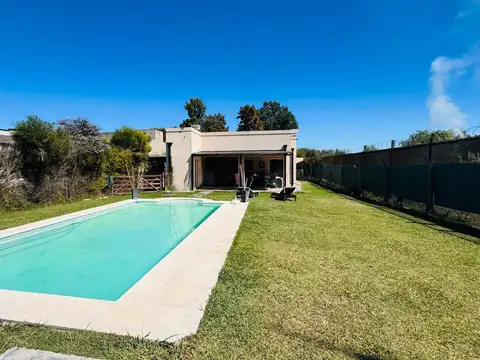 Venta Casa 4 ambientes, 3 baños. Piscina. Cocheras. Lote de más de 800m en Lujan